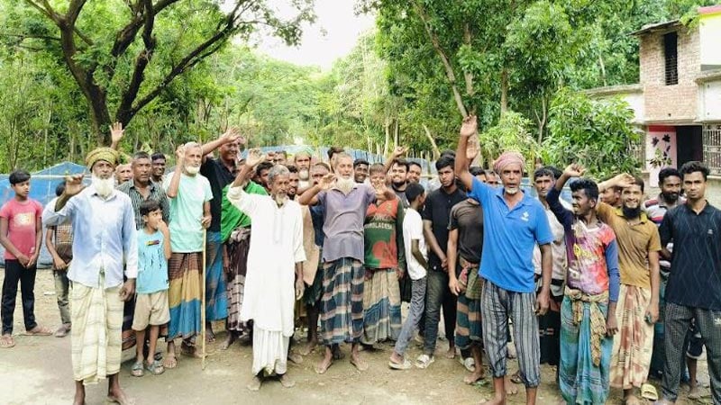 মাঠের রাস্তায় জামাই-শাশুড়ির বেড়া, বিপদে দুই গ্রামের কৃষক